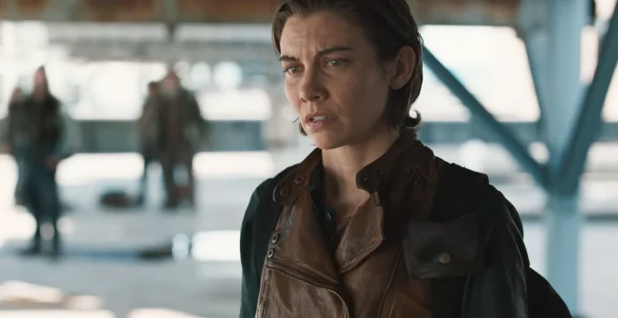 Maggie com os olhos cheios de lágrimas em cena do Episódio 2 da 1ª Temporada de The Walking Dead: Dead City.
