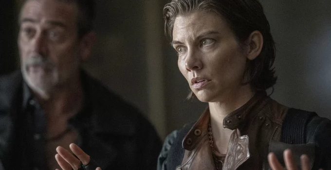 Maggie com as mãos para cima e Negan de fundo em cena do Episódio 2 da 1ª temporada de The Walking Dead: Dead City.