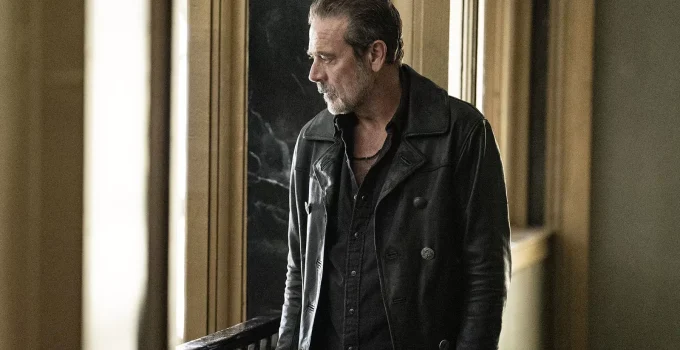 Negan olhando para algo em cena do episódio 2 da 1ª temporada de The Walking Dead: Dead City.