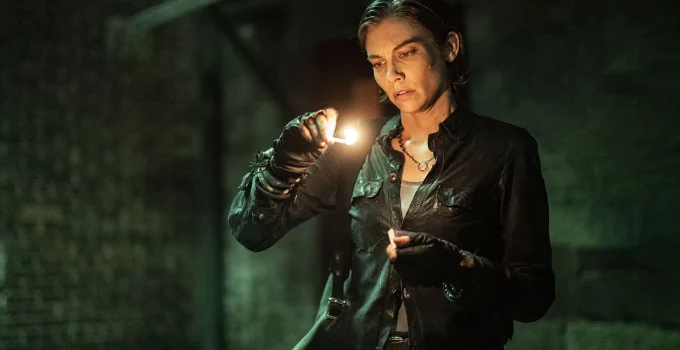 Maggie com um fósforo acesso e olhando para a chama em cena do episódio 3 da 1ª temporada de The Walking Dead: Dead City.