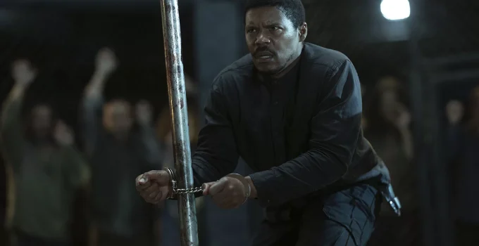 Armstrong algemado na arena do Croata em cena do Episódio 3 da 1ª Temporada de The Walking Dead: Dead City.