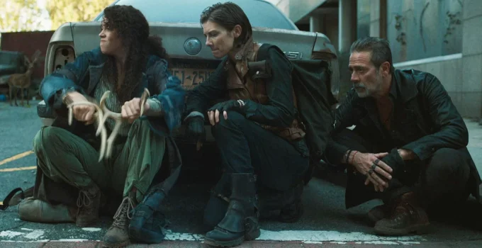 Amaia, Maggie e Negan escondidos tentando pegar um cervo em cena do episódio 3 da 1ª temporada de The Walking Dead: Dead City.