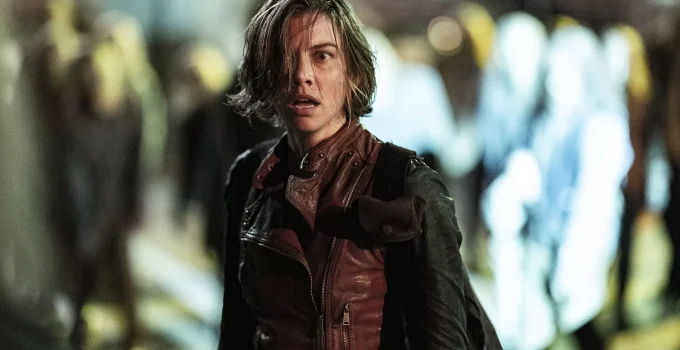 Maggie chocada com algo ou alguém em cena do Episódio 4 da 1ª temporada de The Walking Dead: Dead City.