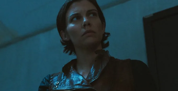 Maggie observando algo ou alguém em cena do episódio 4 da 1ª temporada de The Walking Dead: Dead City.