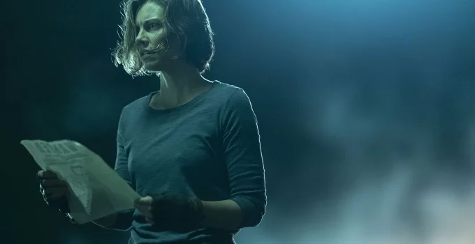 Maggie olhando o cartaz de procurado de Negan em cena do episódio 5 da 1ª temporada de The Walking Dead: Dead City.