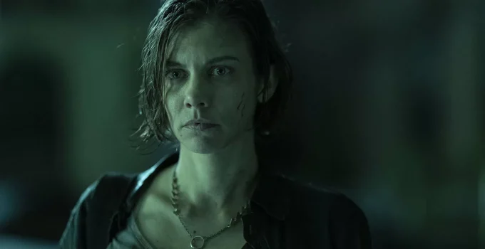 Maggie olhando para algo ou alguém com um olhar um pouco preocupado em cena do episódio 6 da 1ª temporada de The Walking Dead: Dead City.