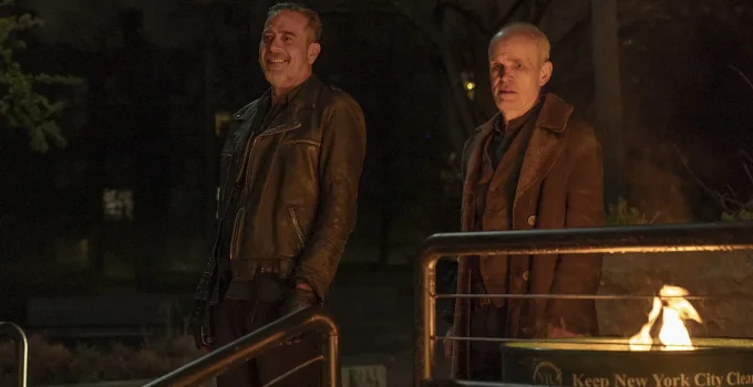 Negan sorrindo e o Croata um tanto quanto preocupado observando algo em cena do Episódio 1 da 2ª temporada de The Walking Dead: Dead City.