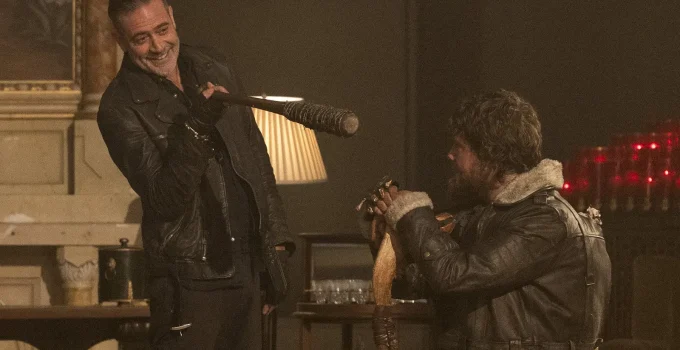 Negan apontando Lucille para um sobrevivente desconhecido em cena do Episódio 1 da 2ª temporada de The Walking Dead: Dead City.