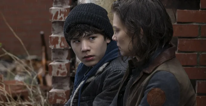 Hershel olhando para Maggie enquanto eles conversam em cena do Episódio 2 da 2ª temporada de The Walking Dead: Dead City.