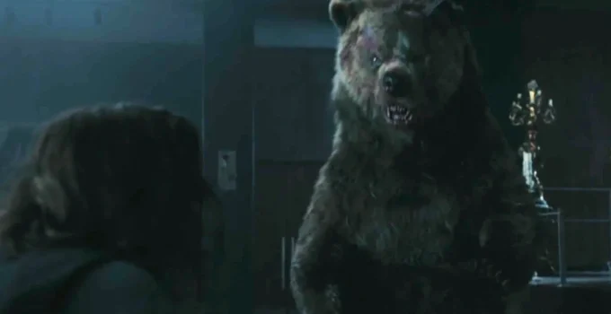 Urso feroz tentando atacar Maggie em cena do Episódio 6 da 2ª temporada de The Walking Dead: Dead City.