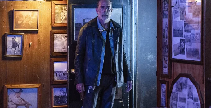 Negan surpreso em cena da 1ª temporada de The Walking Dead: Dead City.