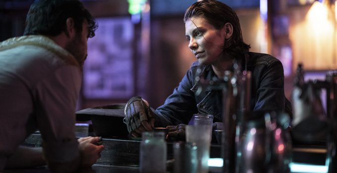 Maggie em um bar conversando com um desconhecido em cena da primeira temporada de The Walking Dead: Dead City.