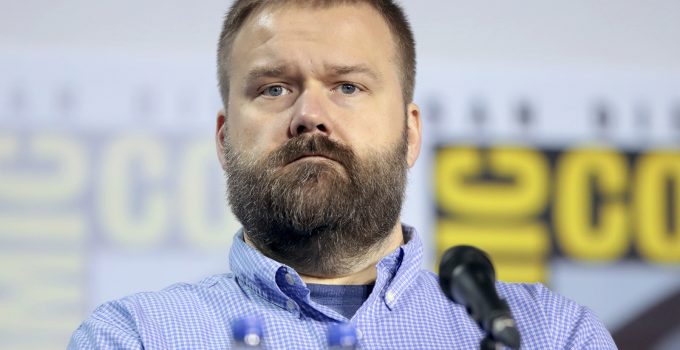 Robert Kirkman em painel de The Walking Dead na San Diego Comic Con.