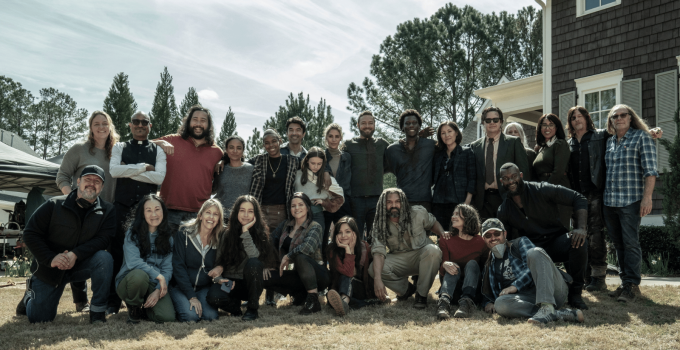 Elenco de The Walking Dead no set no último dia de gravações da série.