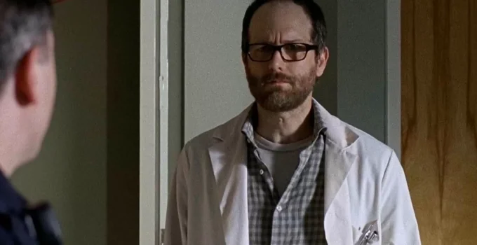 Erik Jensen como Dr. Steven Edwards em cena da 5ª temporada de The Walking Dead.