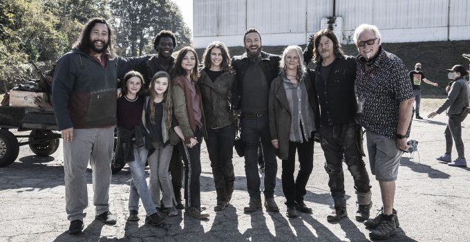 Atores do elenco principal reunidos e felizes em foto dos bastidores da última temporada de The Walking Dead.