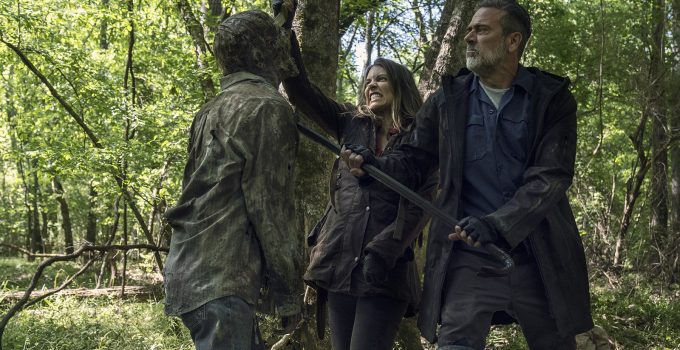 Maggie e Negan matando um zumbi em cena da 11ª temporada de The Walking Dead.