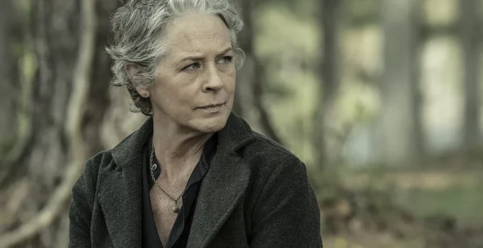 Carol na floresta em cena do último episódio de The Walking Dead.
