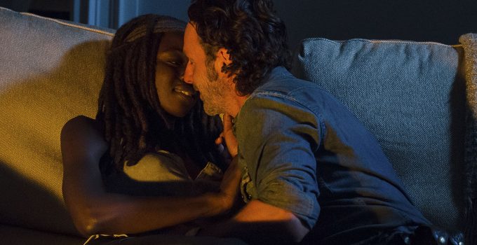 Rick e Michonne se beijando pela primeira vez no episódio 10 - "The Next World" da 6ª temporada de The Walking Dead.
