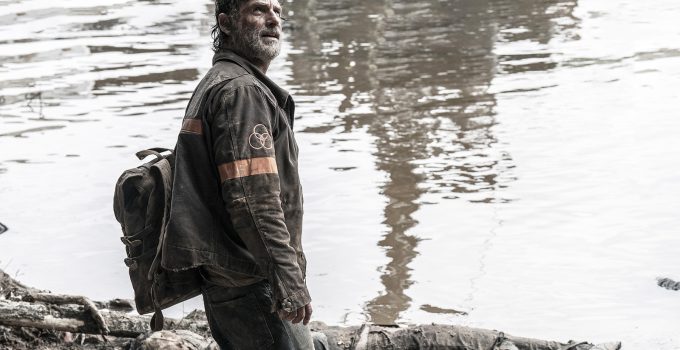 Rick com a roupa da CRM olhando para cima em cena do episódio 24 da última temporada de The Walking Dead.