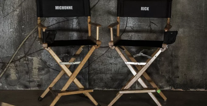 Foto das cadeiras que Andrew Lincoln e Danai Gurira utilizaram no set de gravações de The Walking Dead: Rick e Michonne.