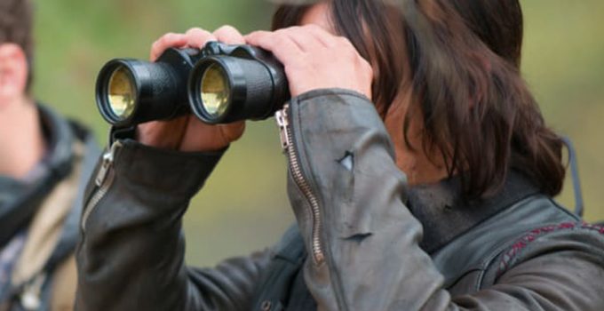 the-walking-dead-s07e08-quem-estava-espiando-alexandria-revelado