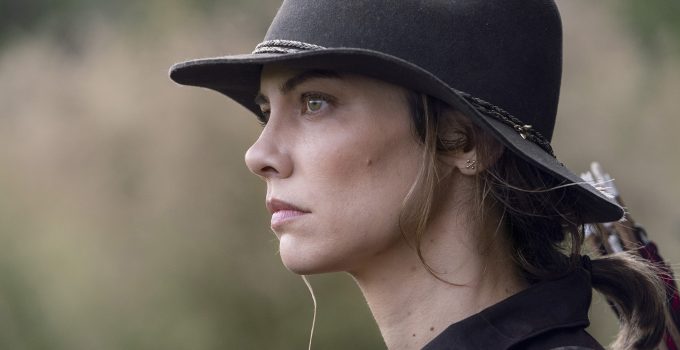Maggie observando em imagem do 17º episódio da 10ª temporada de The Walking Dead