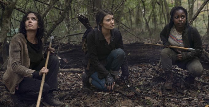 Ainsley, Maggie e Maya escondidas na floresta em imagem do episódio 17 da 10ª temporada de The Walking Dead