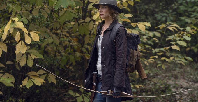 Maggie na floresta segurando seu arco em imagem do episódio Home Sweet Home da 10ª temporada de The Walking Dead