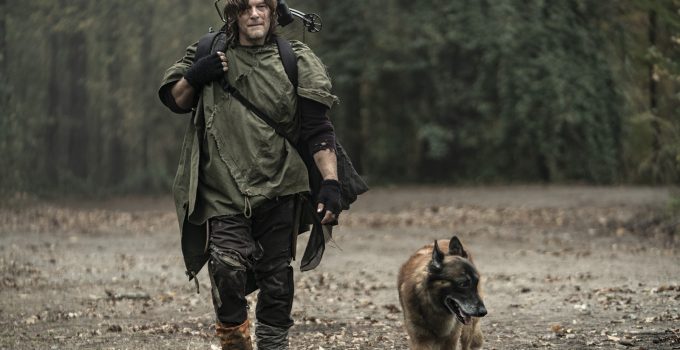 Daryl e Cachorro caminhando em imagem do episódio Find Me da 10ª temporada de The Walking Dead