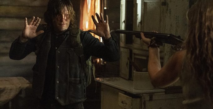 Leah apontando uma arma para Daryl em imagem do 18º episódio da 10ª temporada de The Walking Dead