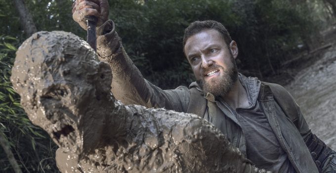Aaron matando um zumbi sujo de lama em imagem do 19º episódio da 10ª temporada de The Walking Dead