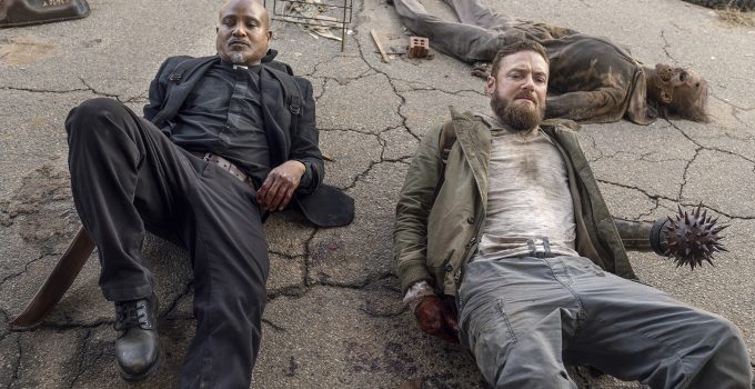 Gabriel e Aaron caidos no chão e sujos em imagem do episódio One More da 10ª temporada de The Walking Dead