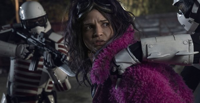 Princesa sendo presa pelos soldados em imagem do 20º episódio da 10ª temporada de The Walking Dead