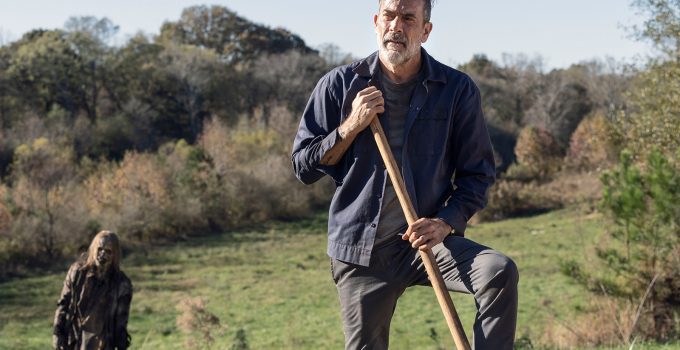 Negan procurando Lucille e um zumbi de fundo em imagem da 10ª temporada de The Walking Dead