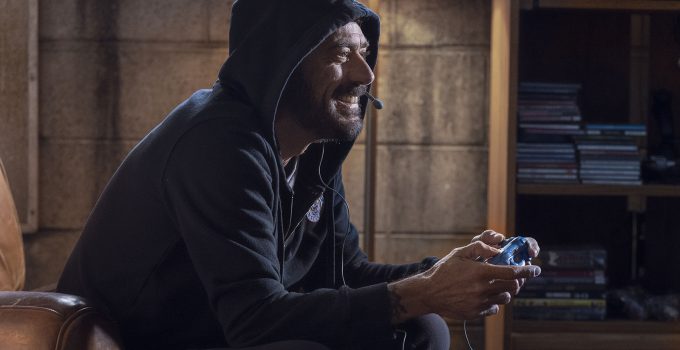 Negan jogando videogame em flashback mostrado no episódio Here's Negan da 10ª temporada de The Walking Dead