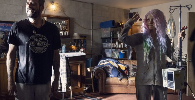 Negan e Lucille bricando em imagem do episódio Here's Negan da 10ª temporada de The Walking Dead