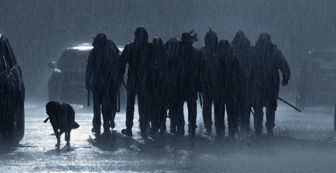 Sobreviventes na chuva em imagem do episódio 1 da 11ª e última temporada de The Walking Dead