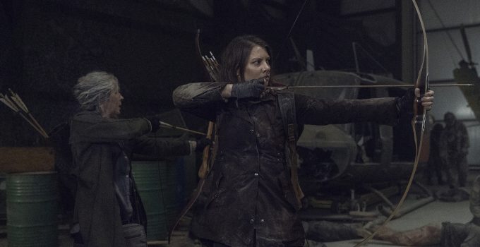 Maggie e Carol atirando de arco e flechas no episódio 1 da 11ª temporada de The Walking Dead.