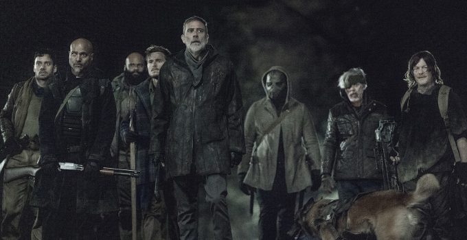 Negan, Daryl, Dog e os outros caminhando após saírem do metrô no episódio 2 da 11ª temporada de The Walking Dead.