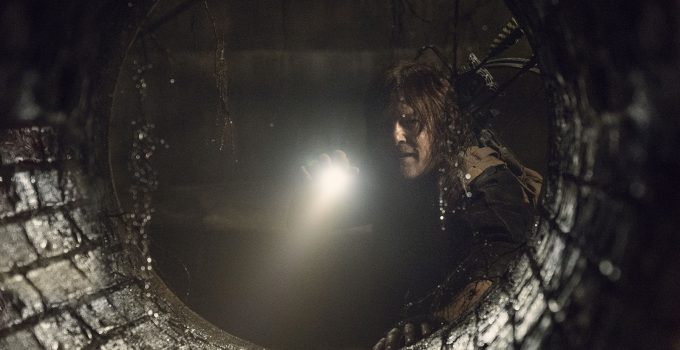 Daryl apontando uma lanterna e observando um túnel no episódio 2 da 11ª temporada de The Walking Dead.