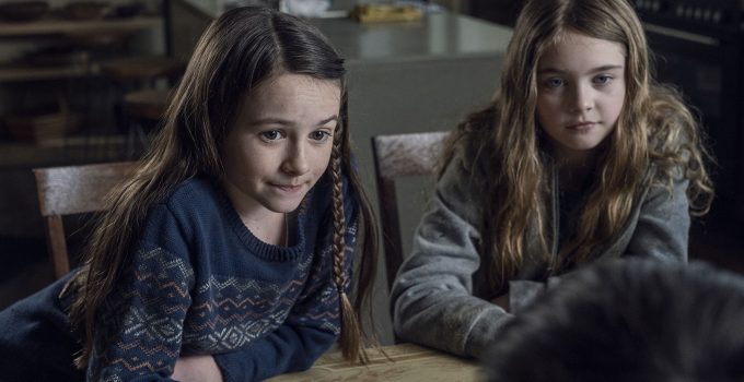 Judith e Gracie brincando com as outras crianças no episódio 3 - Hunted da 11ª temporada de The Walking Dead.