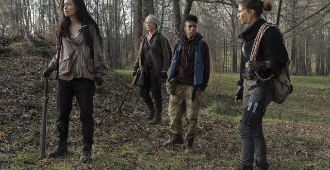 Rosita, Carol, Kelly e Magna na floresta em busca de cavalos no episódio 3 da 11ª temporada de The Walking Dead.