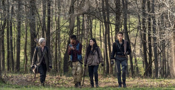 Carol, Kelly, Rosita e Magna caminhando pela floresta no episódio 3 - Hunted - da 11ª temporada de The Walking Dead.
