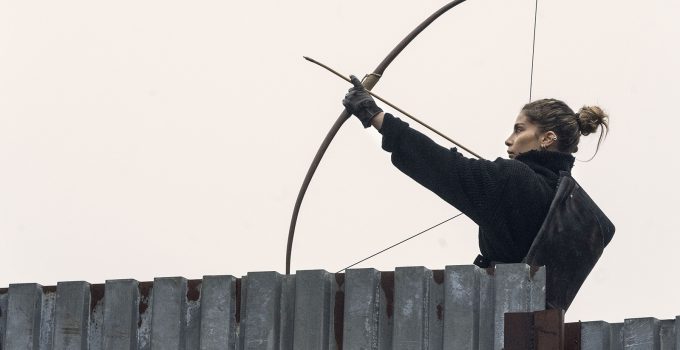 Magna apontando seu arco e flecha no episódio Hunted da 11ª temporada de The Walking Dead.