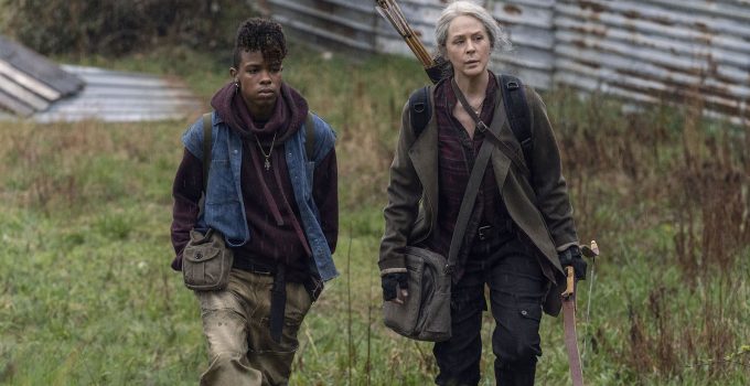 Carol e Kelly andando do lado de fora de Alexandria em cena do episódio 3 da 11ª temporada de The Walking Dead.