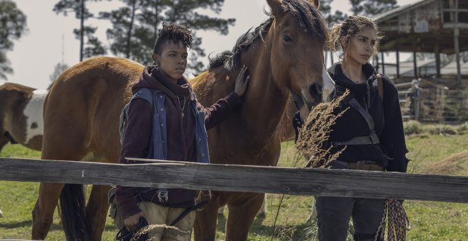 Kelly e Magna segurando um cavalo no episódio 3 da 11ª temporada de The Walking Dead.