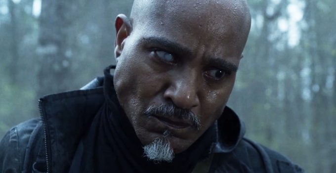 Gabriel encarando um ceifador ferido no episódio 3 da 11ª temporada de The Walking Dead.