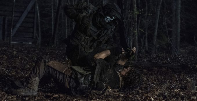 Daryl lutando contra um Ceifador no episódio 4 da 11ª temporada de The Walking Dead.