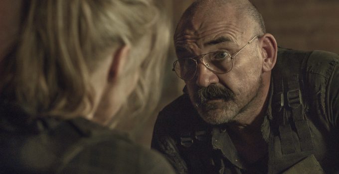 Pope conversando com Leah em Meridian no episódio 4 da 11ª temporada de The Walking Dead.